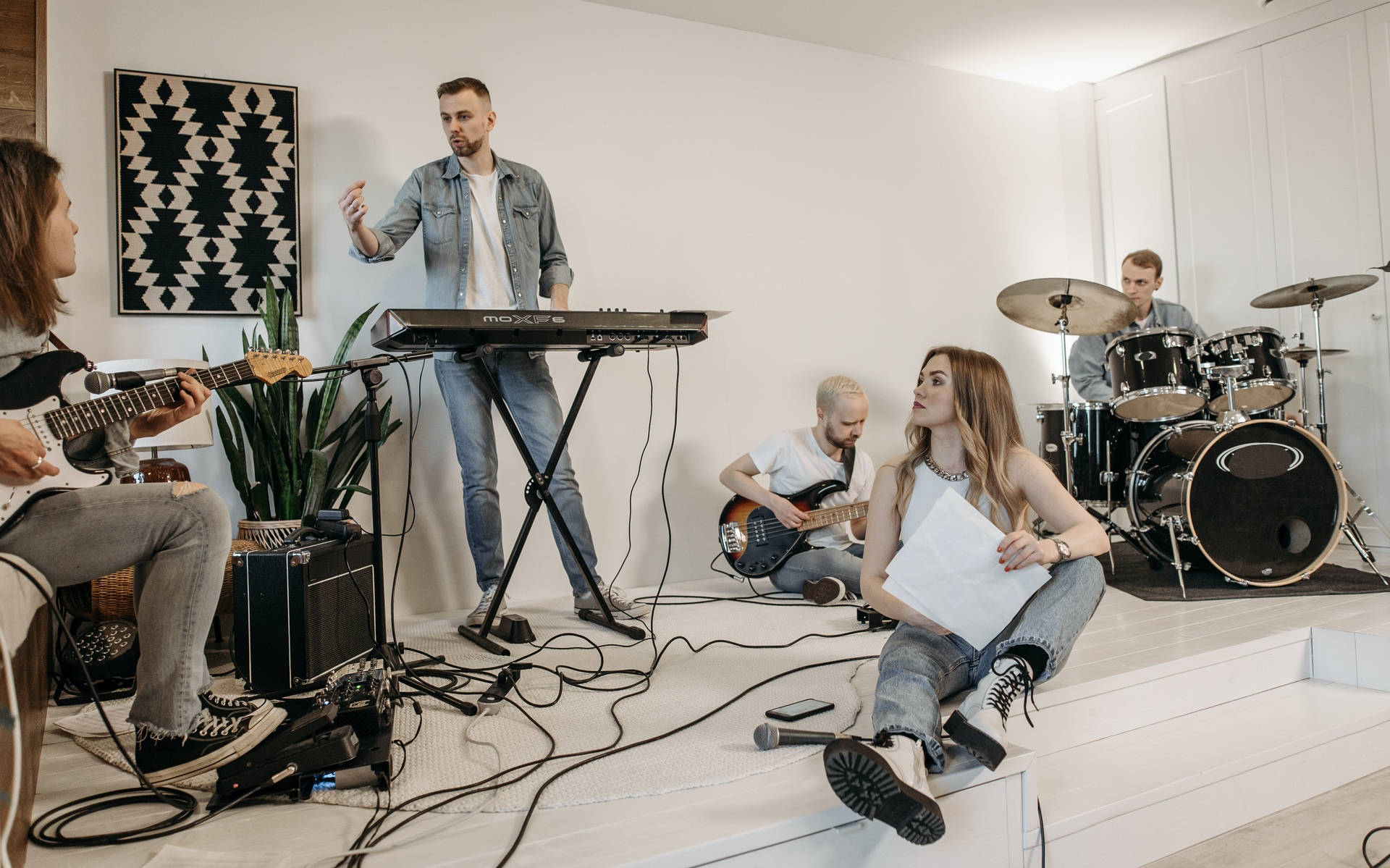 Un groupe échange autour de ses instruments pendant une répétition.